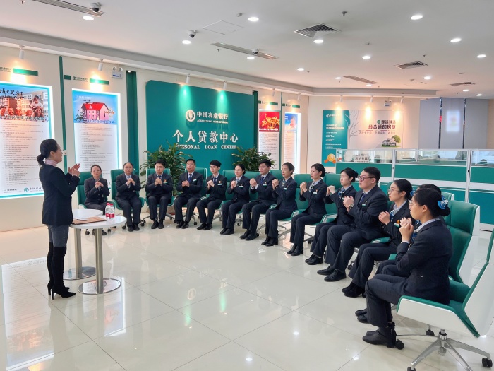 在金融窗口续写“雷锋故事”(图1)
