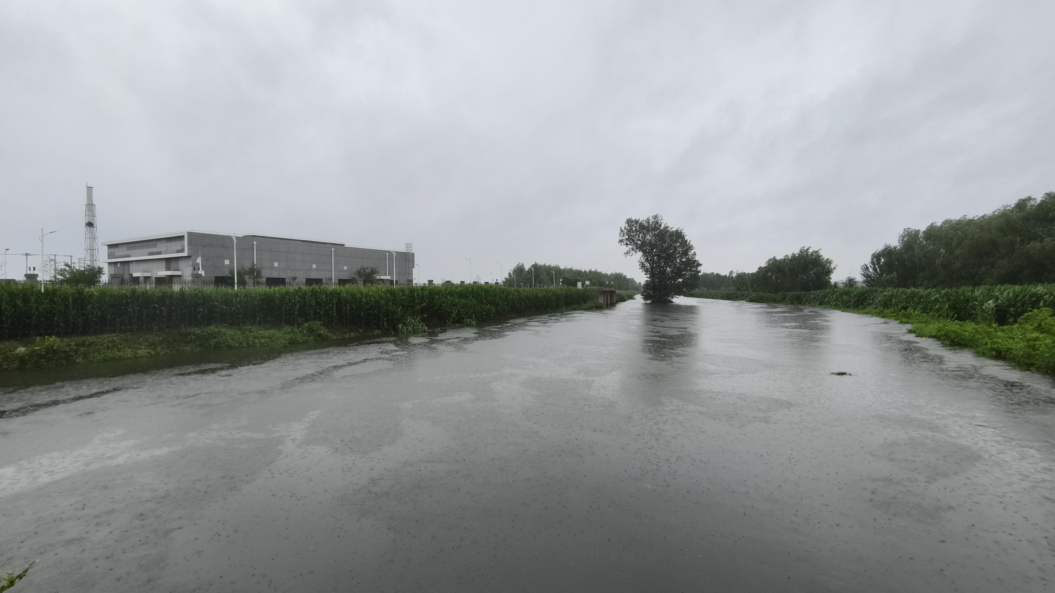 细河旁新建的中德大街雨污水泵站提前启动排水作业。