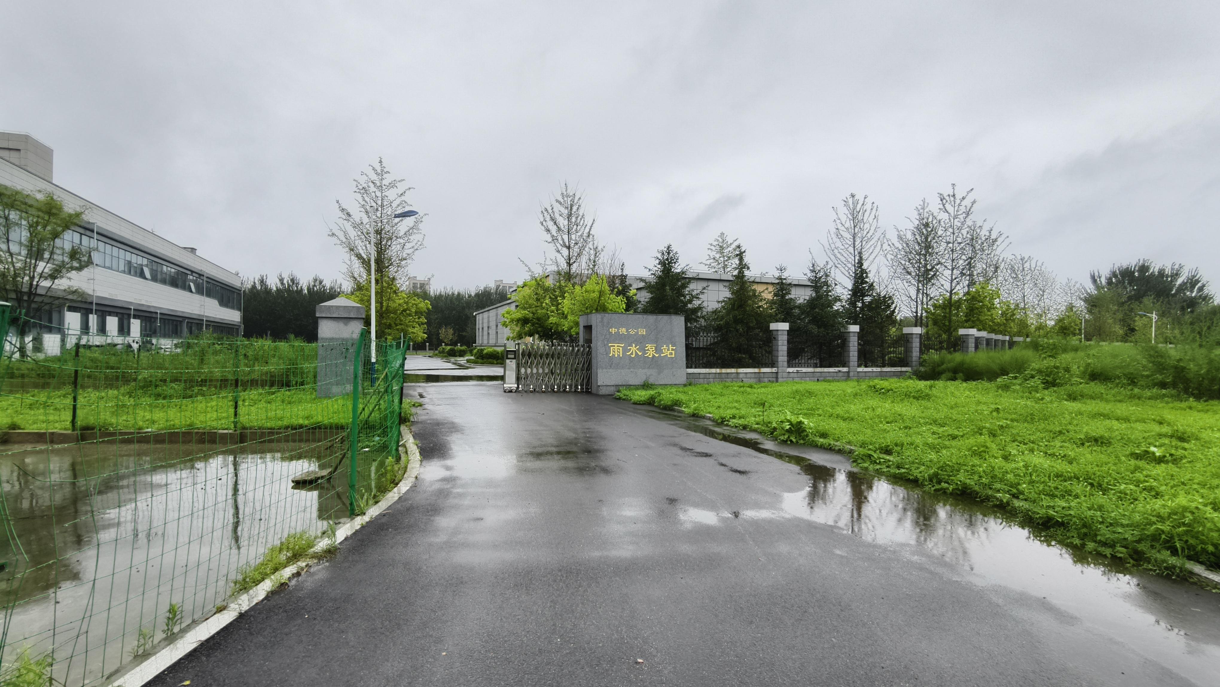 紧挨地铁三号线的中德公园雨水泵站全速运转清排区域积水。