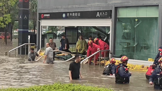 胜利南街地铁A出口被积水围困。沈阳地铁供图
