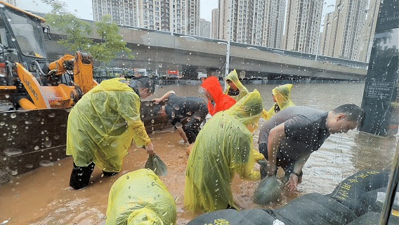 工作人员堆起防汛沙袋。沈阳地铁供图