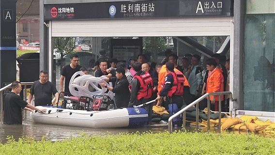 工作人员运来抽水泵。沈阳地铁供图