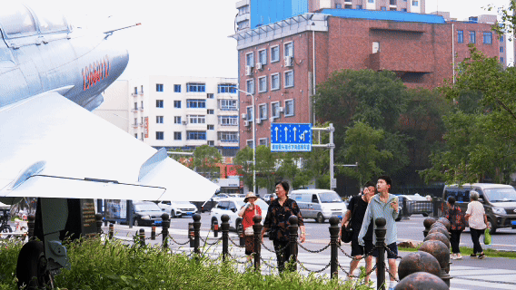 三台子地铁站，一架歼-7停在这里。