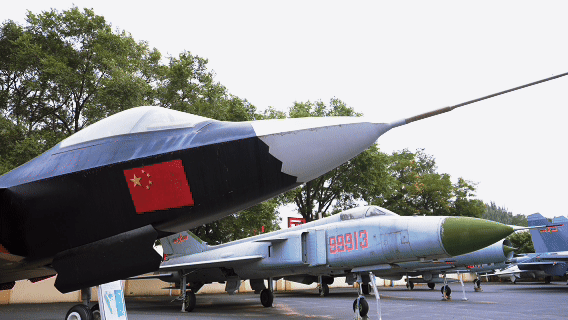 沈飞航空博览园，左侧 “鹘鹰”，右侧歼-8。