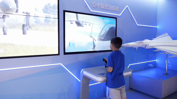 沈阳航空科技馆，小朋友模拟操作空中加受油。