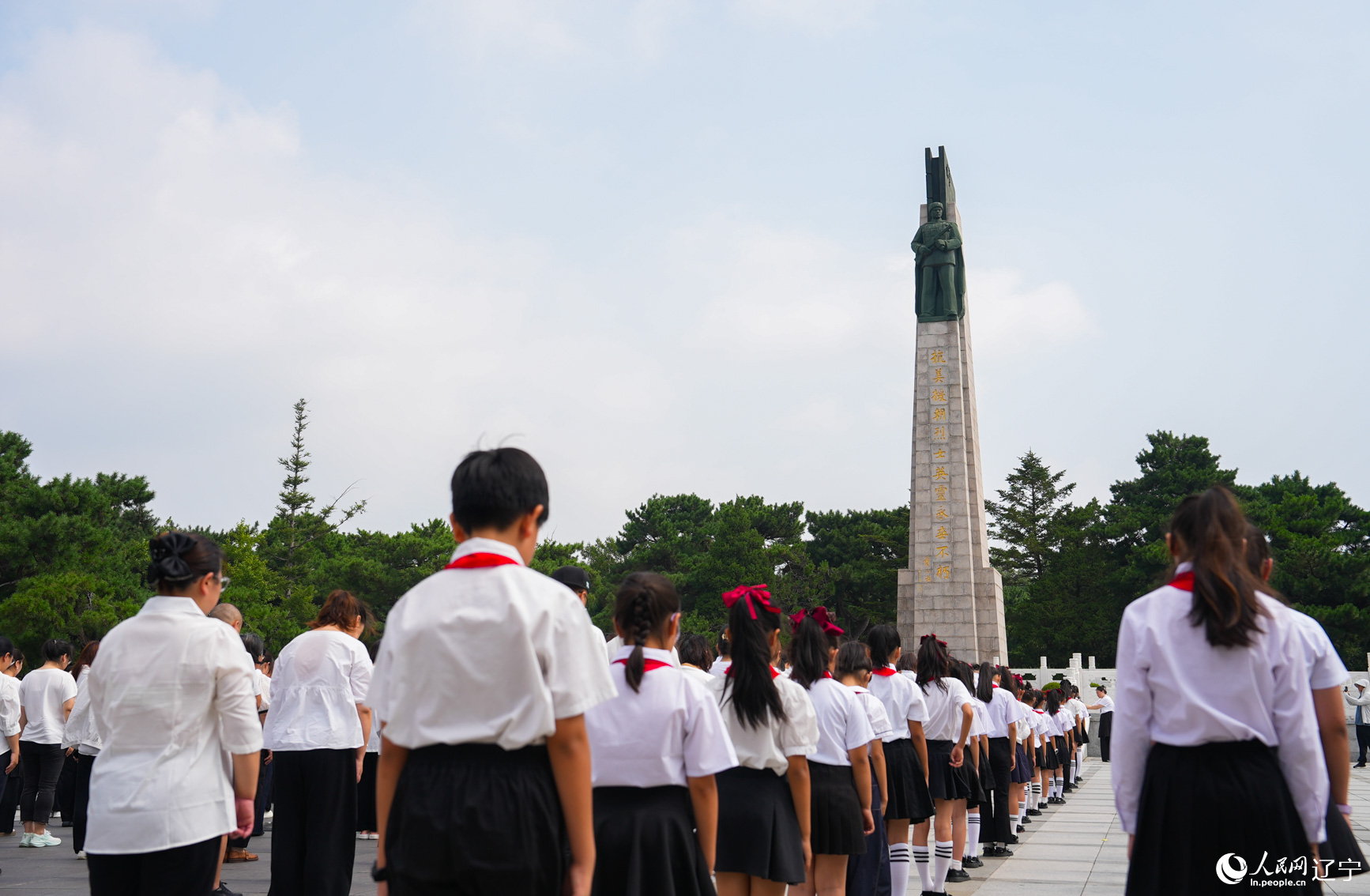 纪念抗美援朝战争胜利73周年祭英烈活动现场。人民网记者 邱宇哲摄