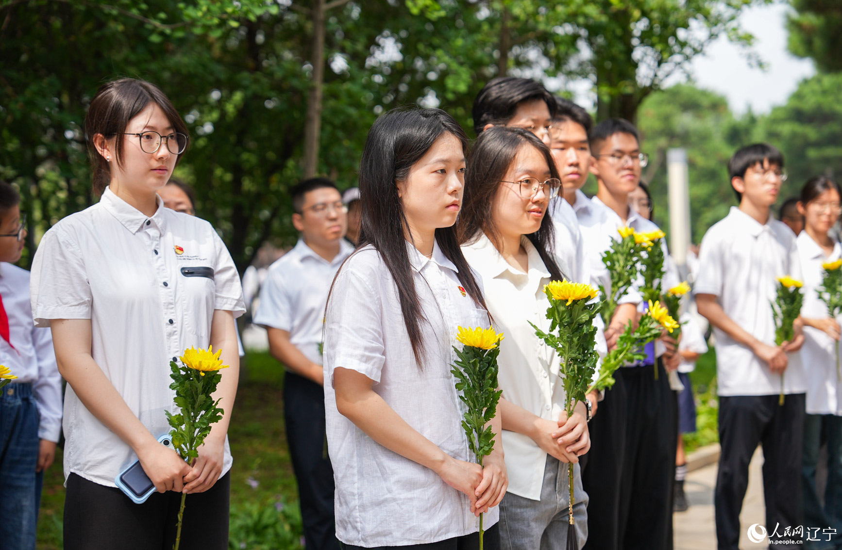 活动现场，参会人员前往五大烈士墓前敬献鲜花。人民网记者 邱宇哲摄