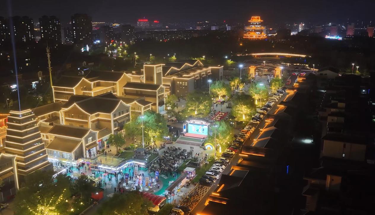 提质升级后的辽街，成为“东北超”的第二现场。康平县委宣传部供图
