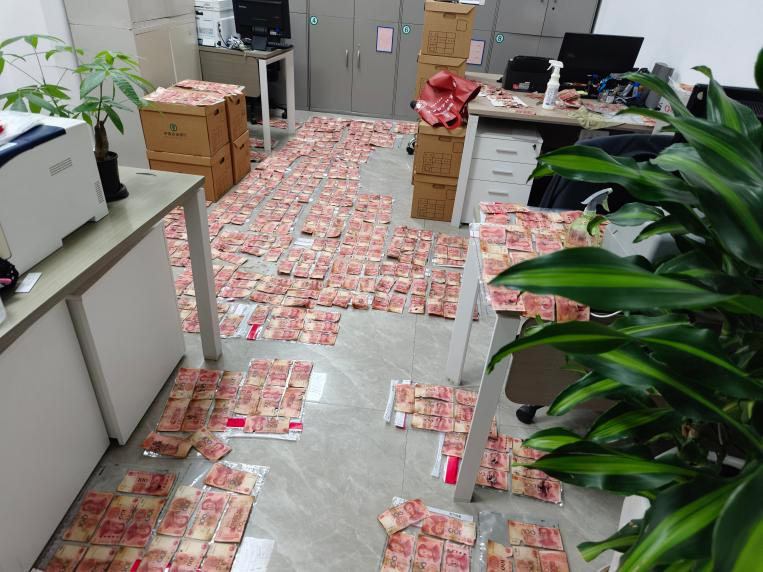残币平铺在塑料袋上自然阴干