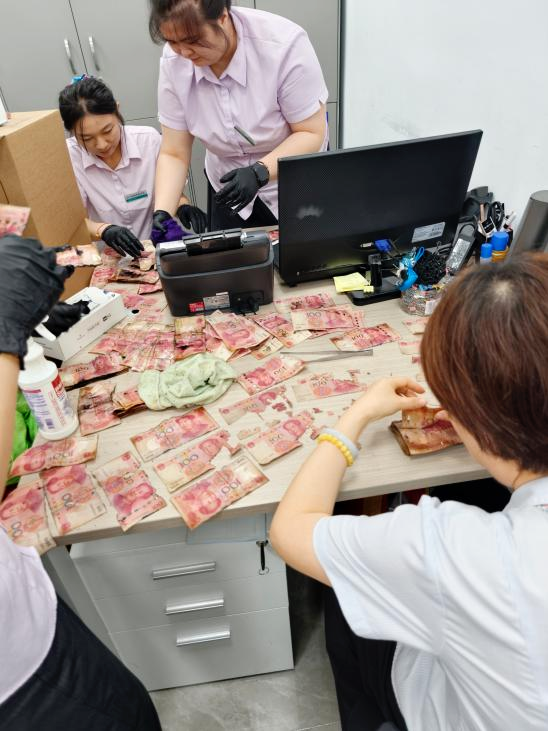 工作人员清点纸币
