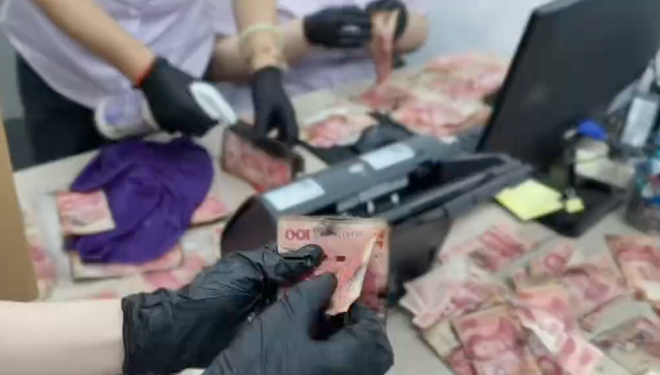 工作人员用湿抹布轻柔闷润整块残钞，搭配小喷壶对准粘连处缓慢喷雾加湿。