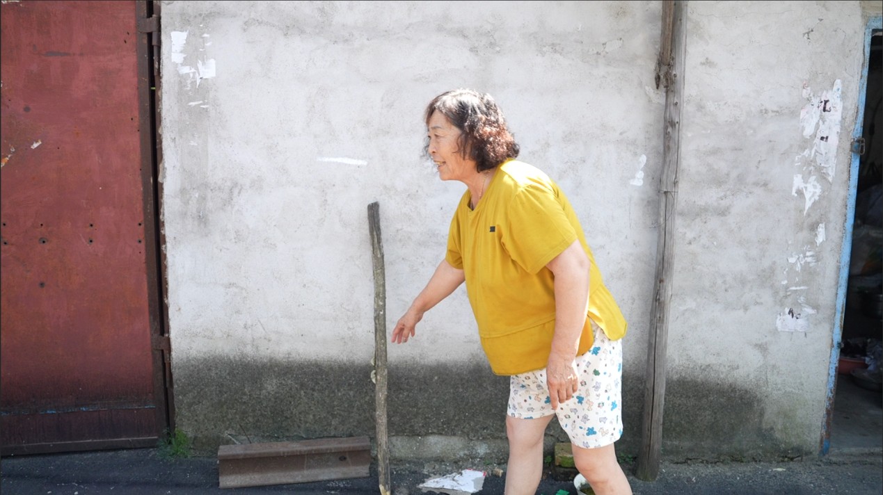 斗虎屯村村民刘桂霞讲述当时受灾的情况。人民网记者 邱宇哲摄