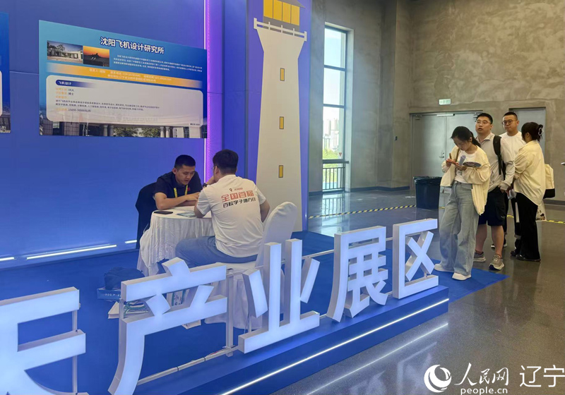 學子們在用人單位展位前排隊咨詢崗位信息。人民網記者 孝媛攝