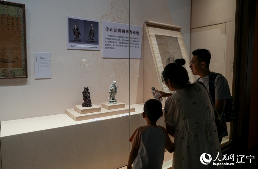 观众参观“微笑”特展。人民网记者 邱宇哲摄