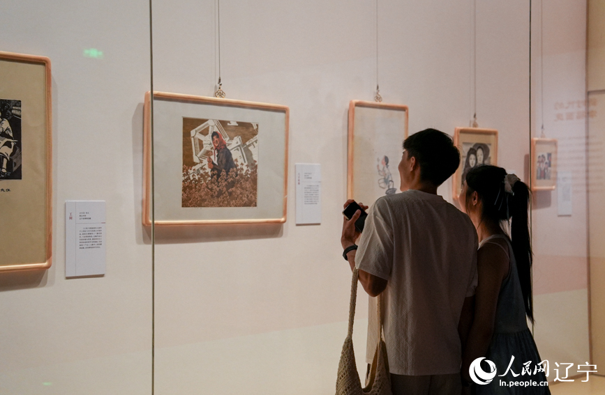 观众参观“微笑”特展。人民网记者 邱宇哲摄