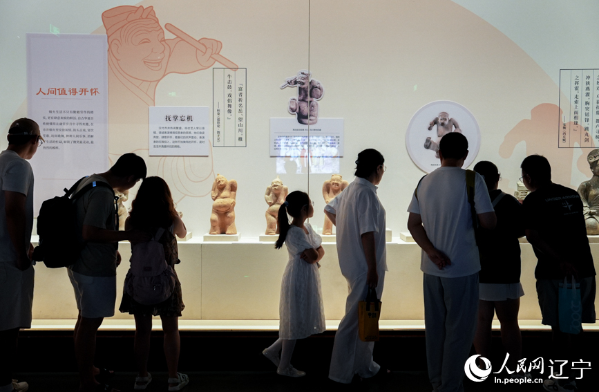 观众参观“微笑”特展。人民网记者 邱宇哲摄