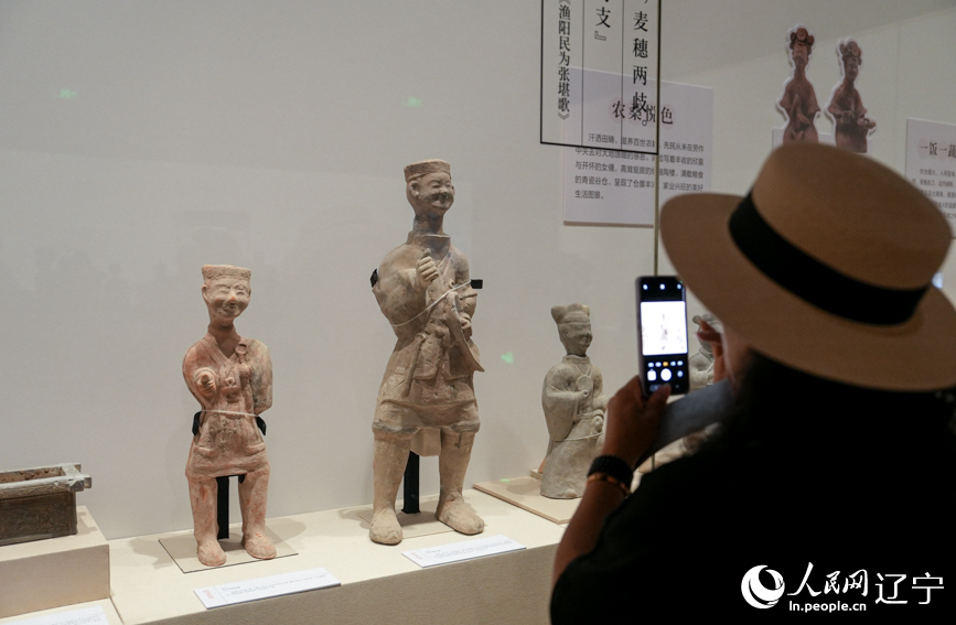 观众参观“微笑”特展。人民网记者 邱宇哲摄