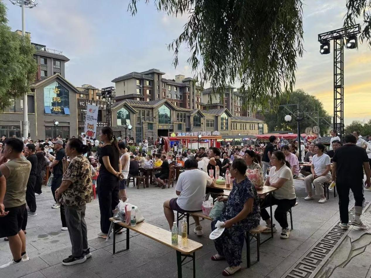 “东北超”常规赛收官之战当晚，康平县辽街第二现场气氛热烈。康平县委宣传部供图