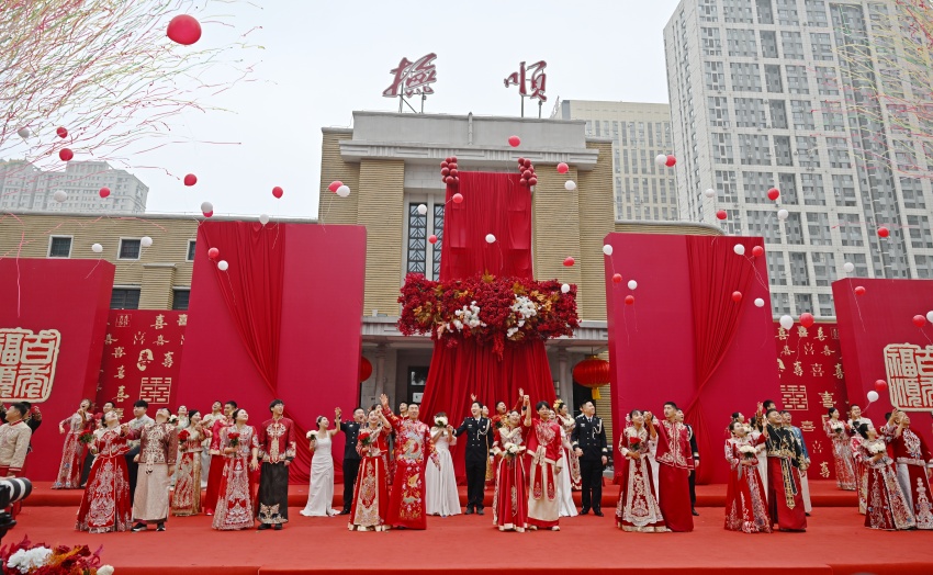 全国劳模证婚 抚顺30对新人举行公益集体婚礼