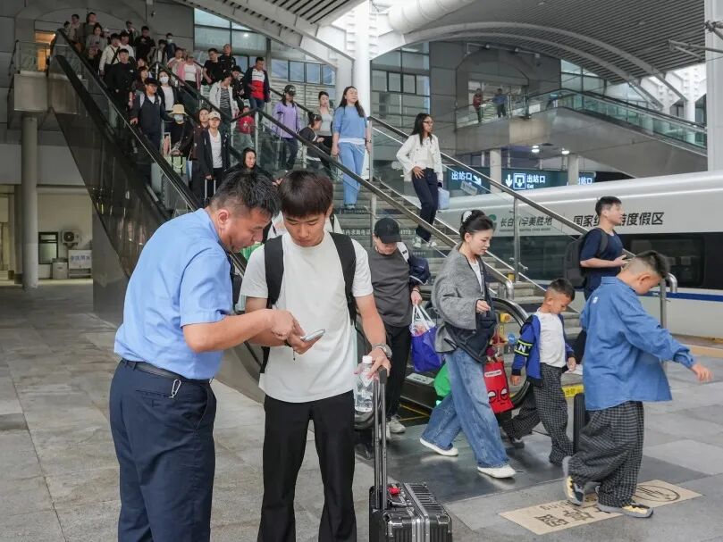 国铁沈阳局全力护航旅客国庆假期温馨出行【2】