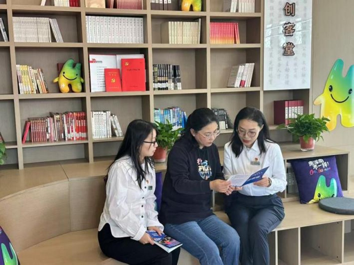 企业员工在产业社区了解人才政策。沈阳市浑南区委宣传部供图