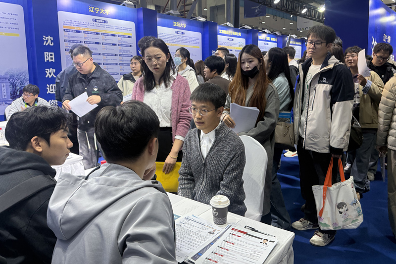 招聘会现场。人民网记者 孝媛摄