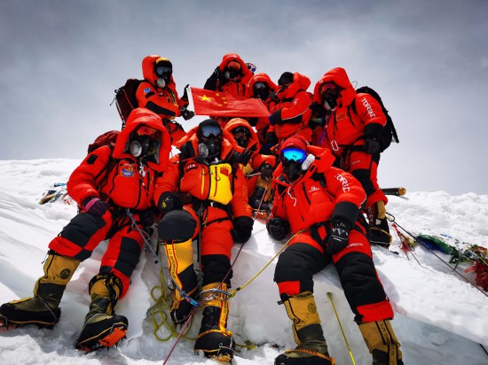2020珠峰高程測量登山隊在峰頂合影留念（5月27日攝）。 新華社特約記者 扎西次仁 攝