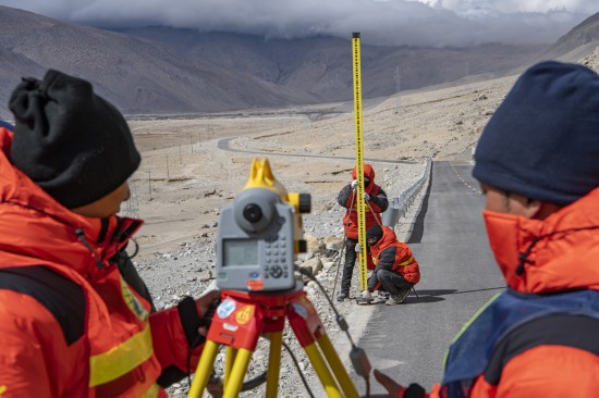 國測一大隊隊員在西藏定日縣曲當鄉境內進行水准測量（4月18日攝）。 新華社記者 孫非 攝