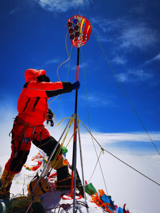 2020珠峰高程測量登山隊隊員在珠穆朗瑪峰峰頂開展測量工作（5月27日攝）。 新華社特約記者 扎西次仁 攝