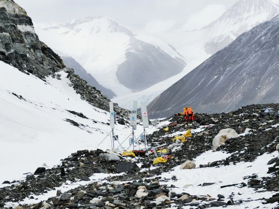  這是架設在海拔6500米珠峰前進營地附近的5G基站（4月19日攝）。 新華社發（中國移動供圖）