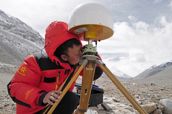 國測一大隊隊員在珠峰大本營附近測試設備（4月27日攝）。 新華社記者 普布扎西 攝