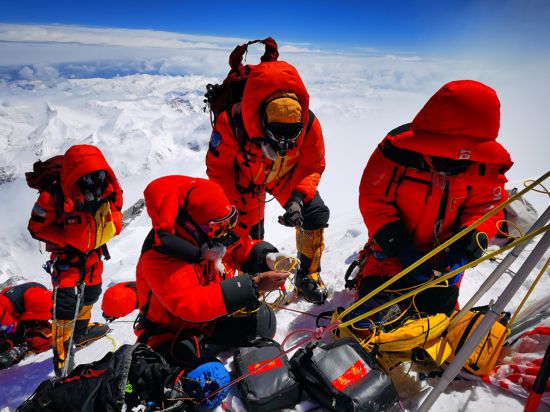 2020珠峰高程測量登山隊隊員在珠峰峰頂開展測量工作（5月27日攝）。新華社特約記者 扎西次仁 攝