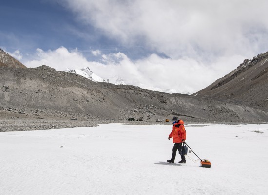  在海拔5200米的珠峰大本營附近，國測一大隊隊員在測試雪深雷達儀器（4月20日攝）。新華社記者 孫非 攝