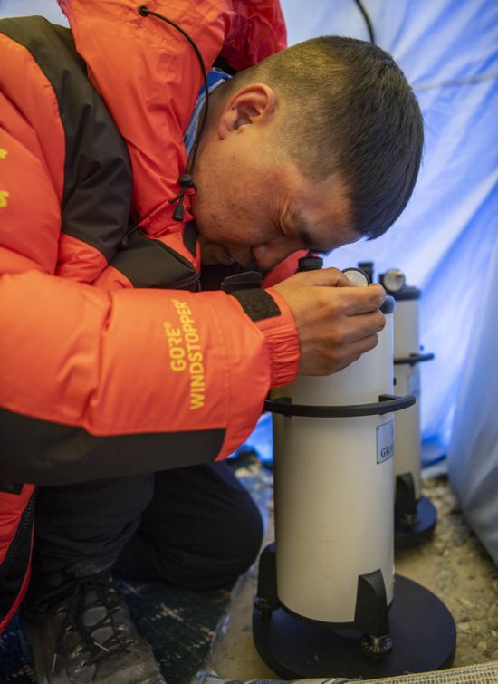   國測一大隊隊員康勝軍在珠峰登山大本營測試地面測量中使用的重力儀（5月3日攝）。新華社記者 普布扎西 攝