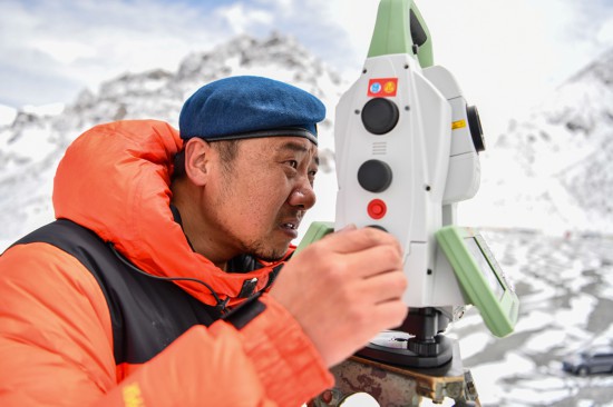 自然資源部第一大地測量隊隊員鄭林在使用全站儀對珠峰峰頂進行交會觀測（5月27日攝）。新華社記者 孫非 攝