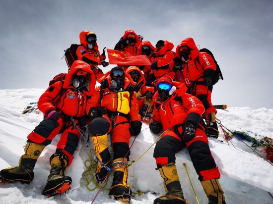 5月27日，2020珠峰高程測量登山隊在珠穆朗瑪峰頂合影留念。新華社特約記者 扎西次仁 攝