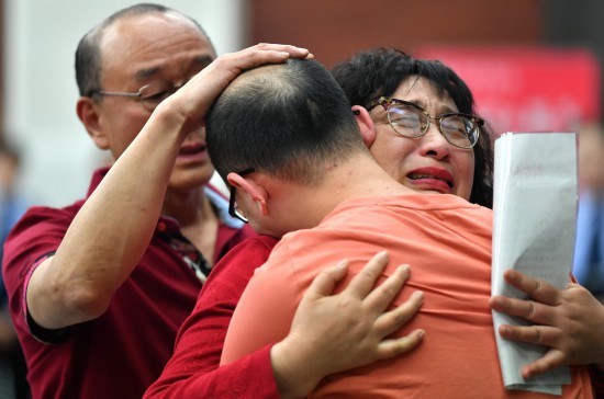 5月18日，在陝西西安，一對夫婦與失散32年的兒子毛寅擁抱。毛寅兩歲時被拐走，公安機關經過不懈努力成功將其找回，一家人終得團聚。新華社記者 張博文 攝